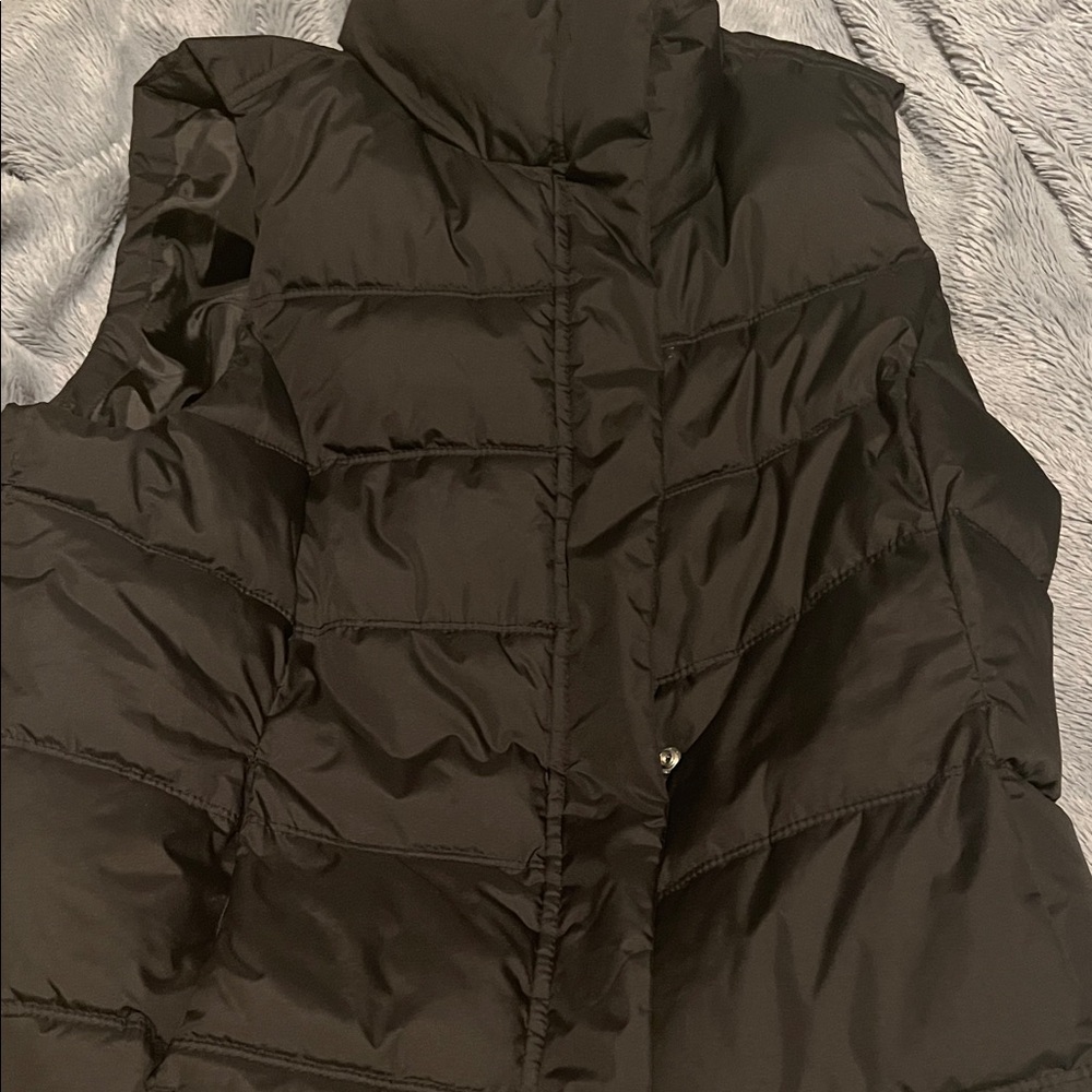 GAP Women's Black Puffer Vest